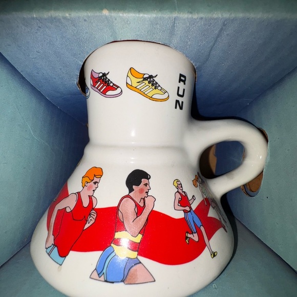 Vintage Runner Mug with Colorful Graphics - Picture 5 of 5